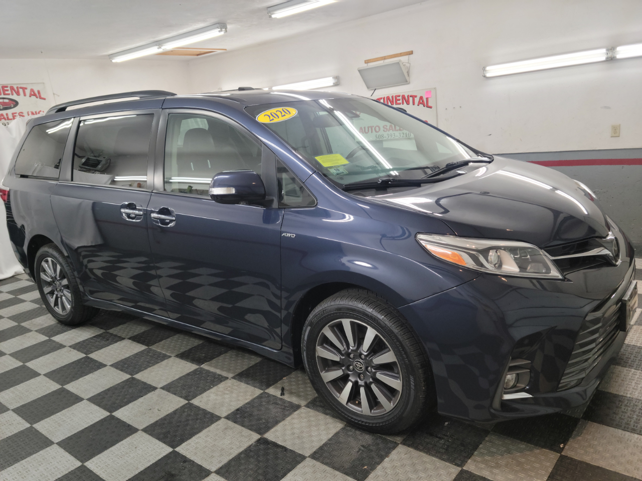2020 Toyota Sienna Limited Premium photo 2