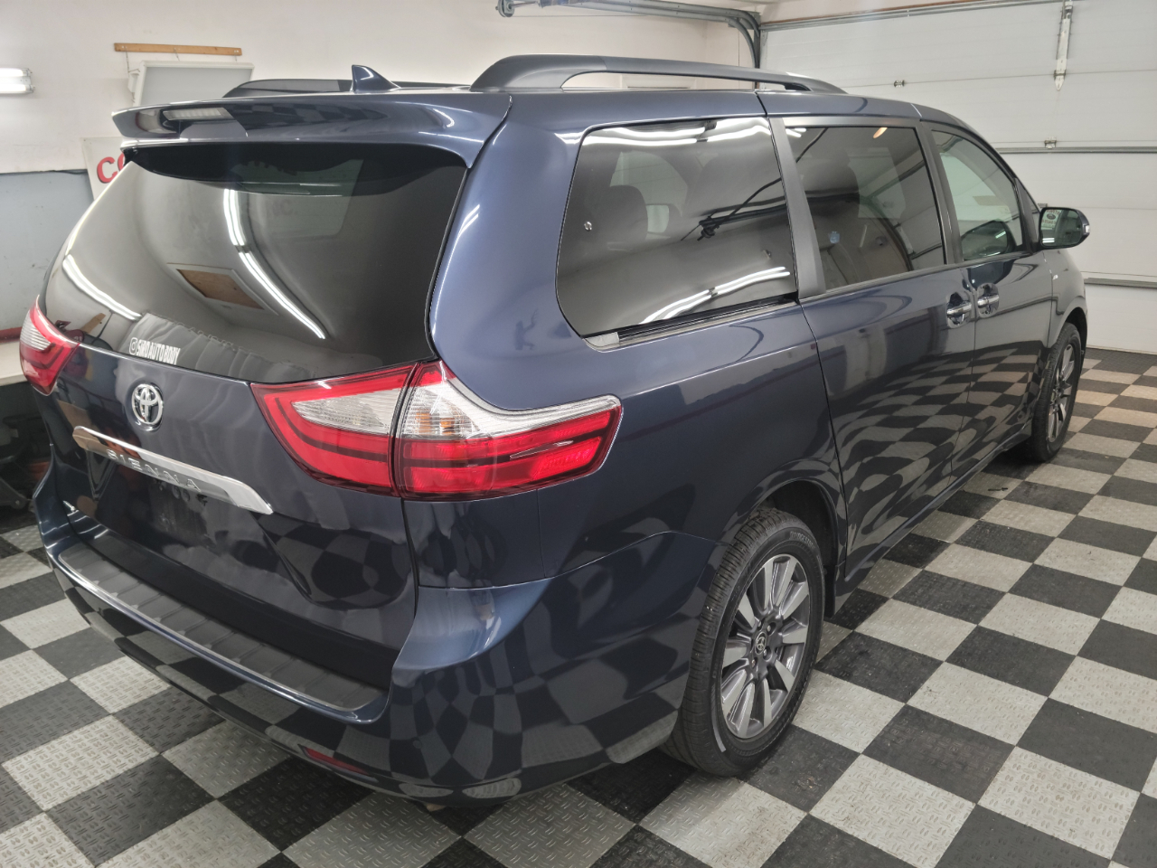 2020 Toyota Sienna Limited Premium photo 3