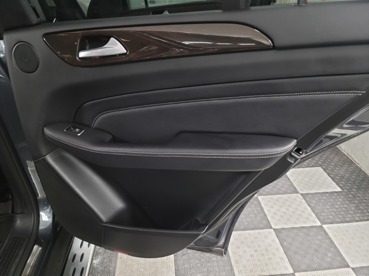 2015 Mercedes Benz ML 4MATIC 350 photo 24