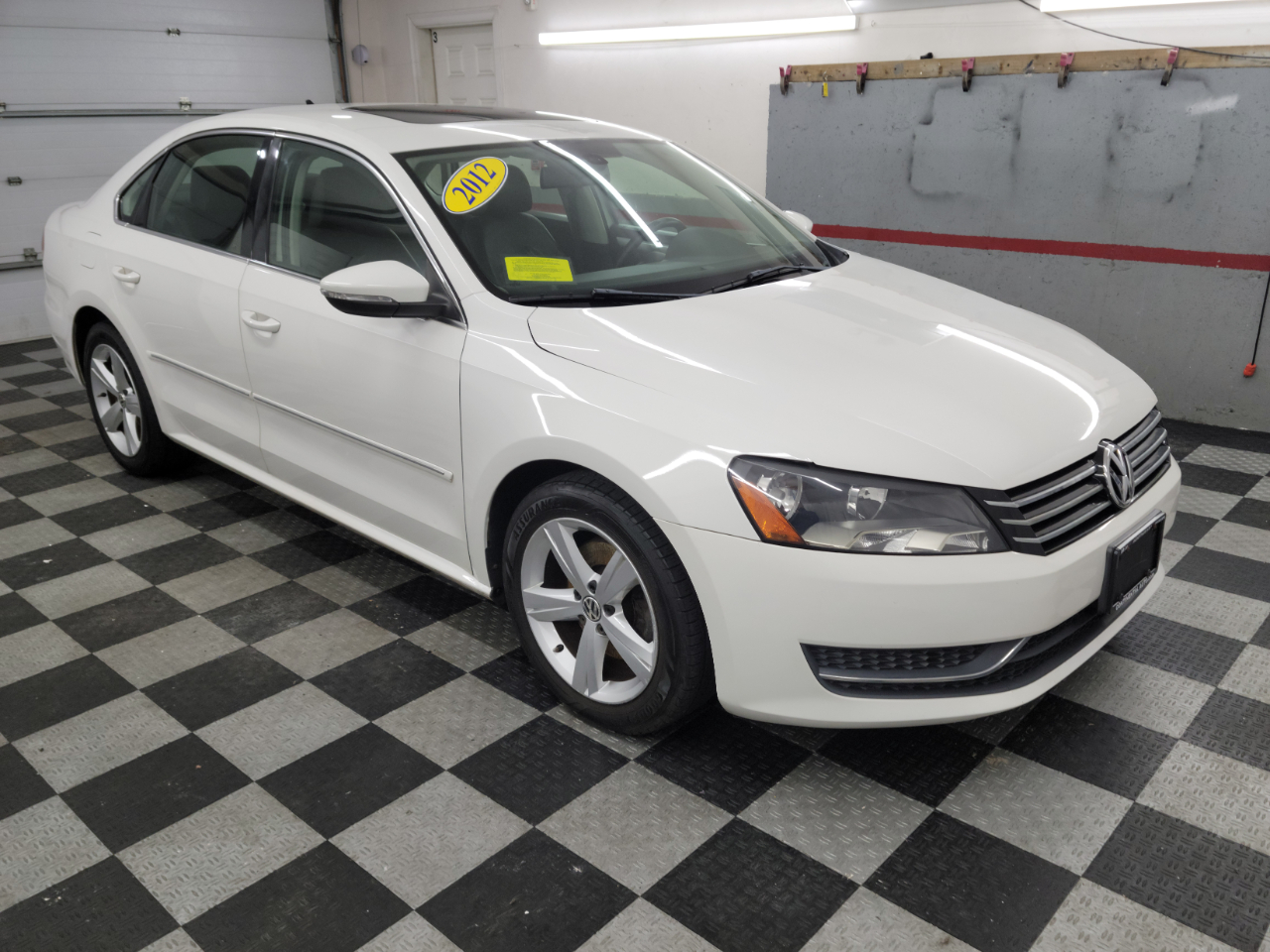 Volkswagen Passat 4dr Sdn 2.5L Auto SEL Premium PZEV 2012