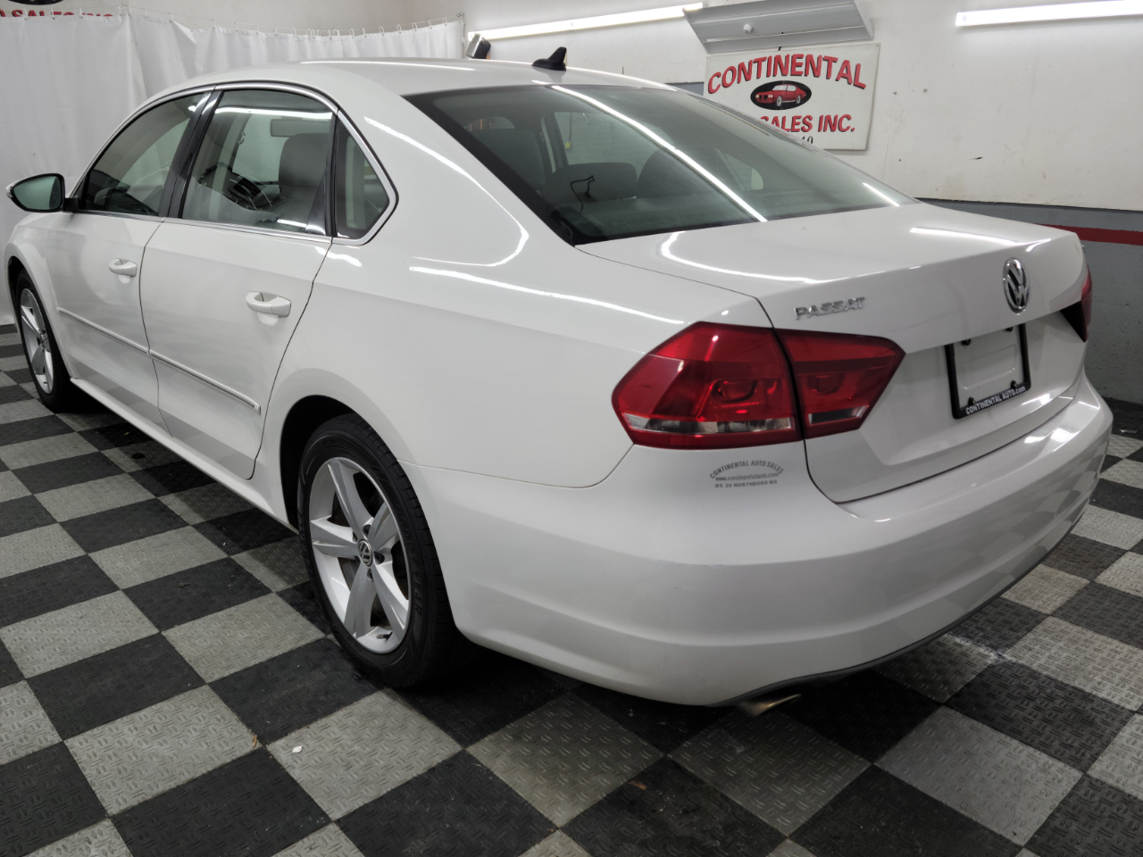 Volkswagen Passat 4dr Sdn 2.5L Auto SEL Premium PZEV 2012