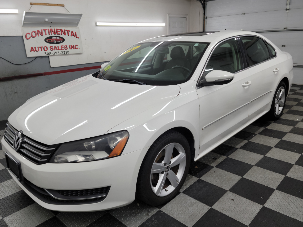 Volkswagen Passat 4dr Sdn 2.5L Auto SEL Premium PZEV 2012