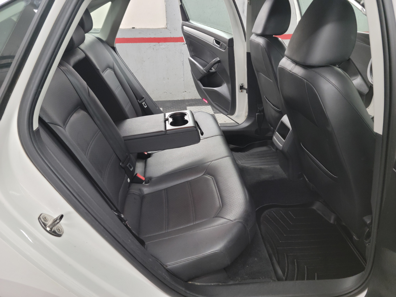 Volkswagen Passat 4dr Sdn 2.5L Auto SEL Premium PZEV 2012