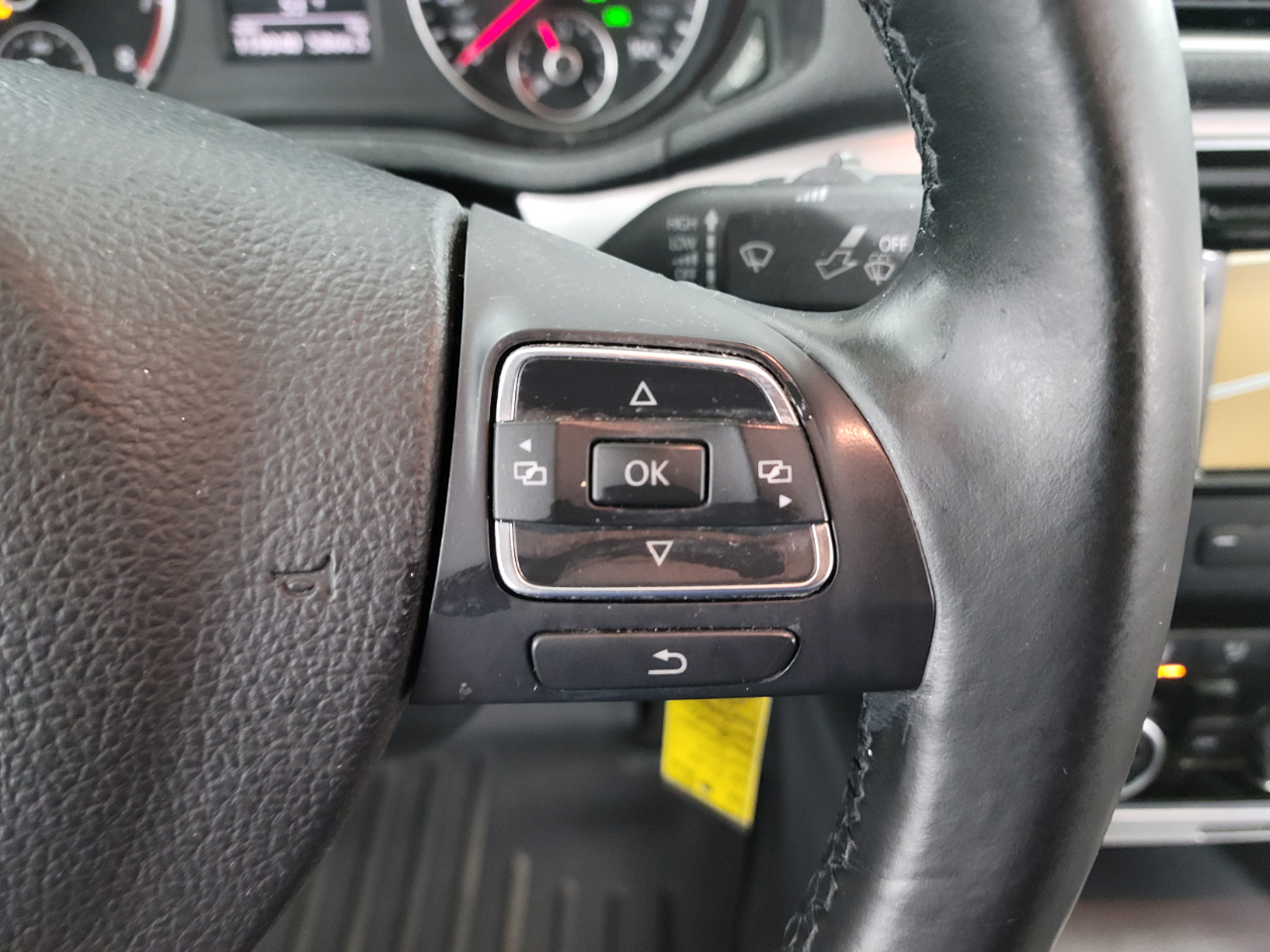 Volkswagen Passat 4dr Sdn 2.5L Auto SEL Premium PZEV 2012