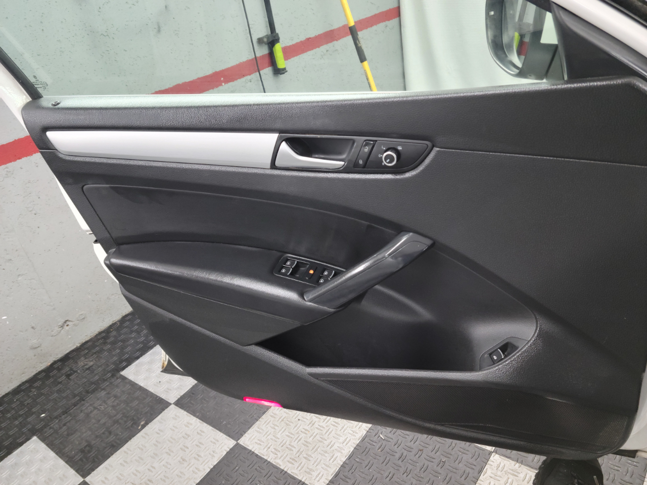 Volkswagen Passat 4dr Sdn 2.5L Auto SEL Premium PZEV 2012