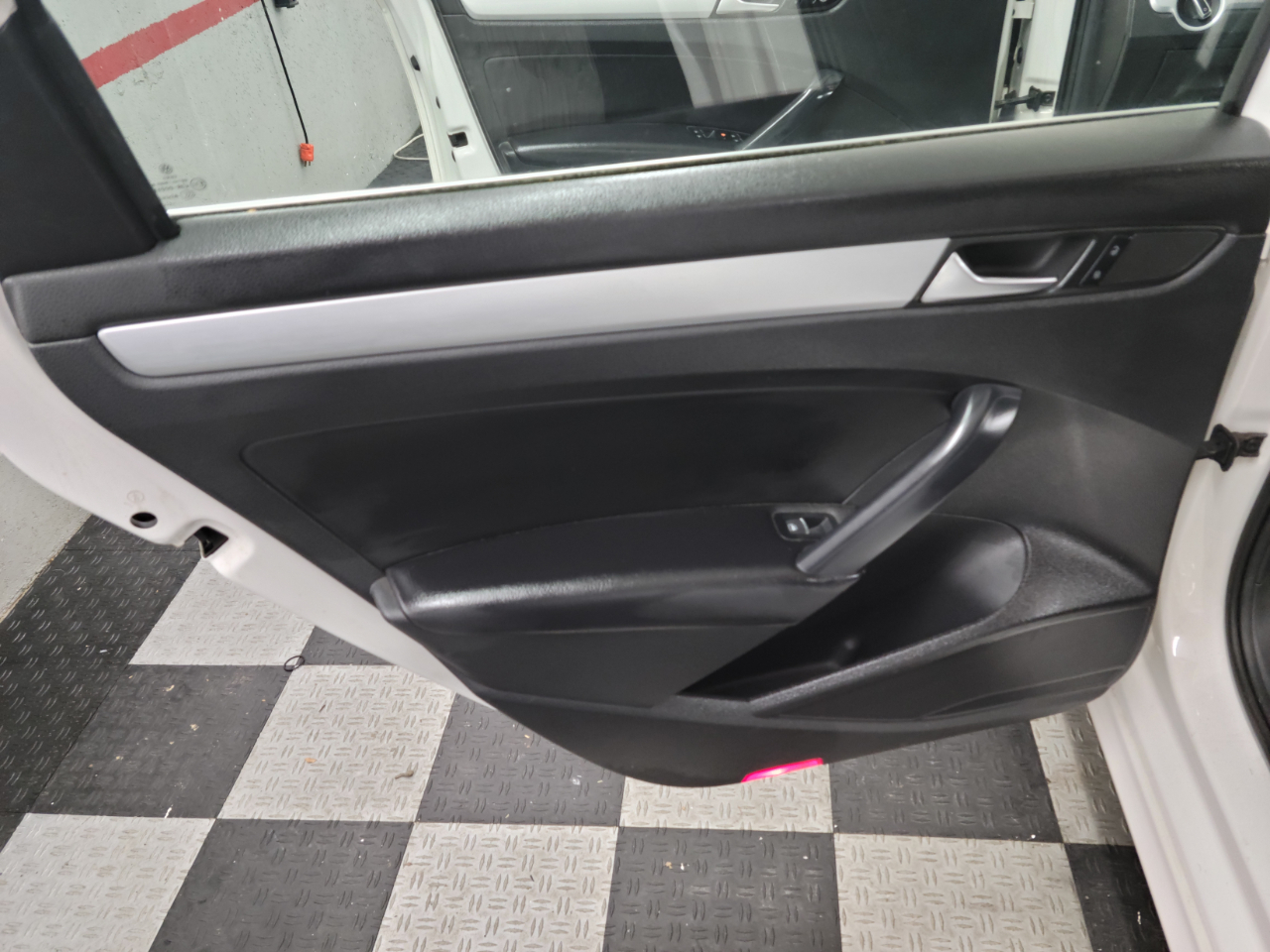 Volkswagen Passat 4dr Sdn 2.5L Auto SEL Premium PZEV 2012