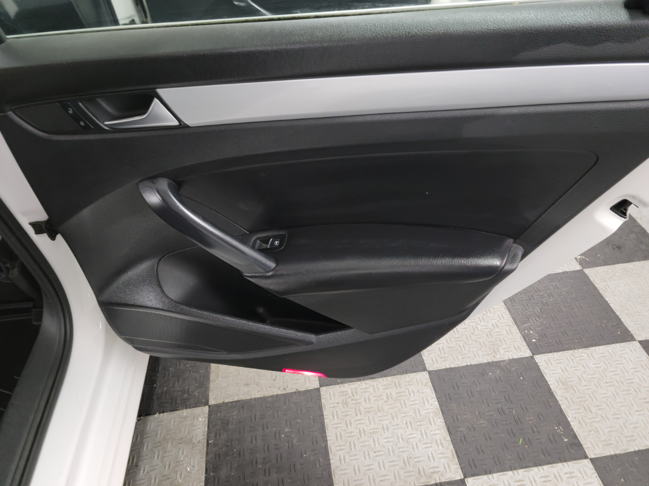 Volkswagen Passat 4dr Sdn 2.5L Auto SEL Premium PZEV 2012