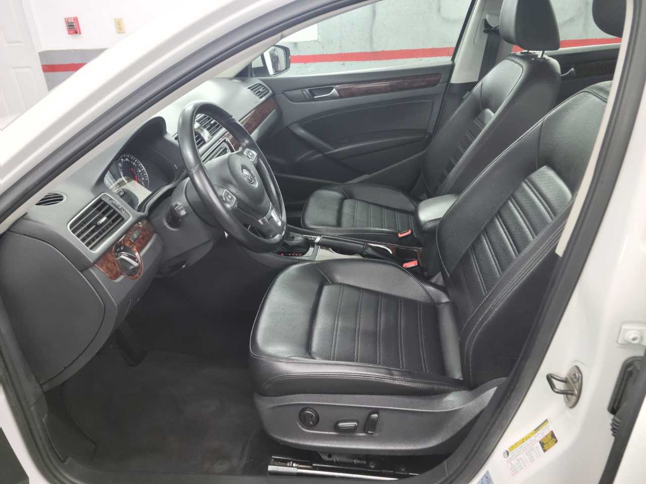 Volkswagen Passat 4dr Sdn 2.5L Auto SEL Premium PZEV 2013