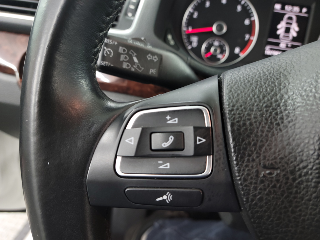 Volkswagen Passat 4dr Sdn 2.5L Auto SEL Premium PZEV 2013