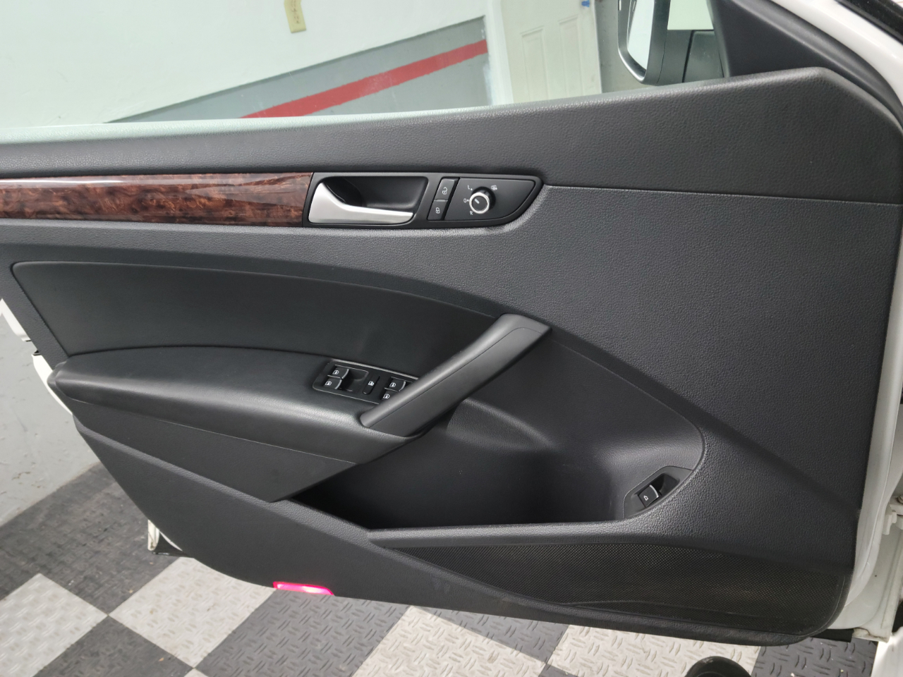 Volkswagen Passat 4dr Sdn 2.5L Auto SEL Premium PZEV 2013