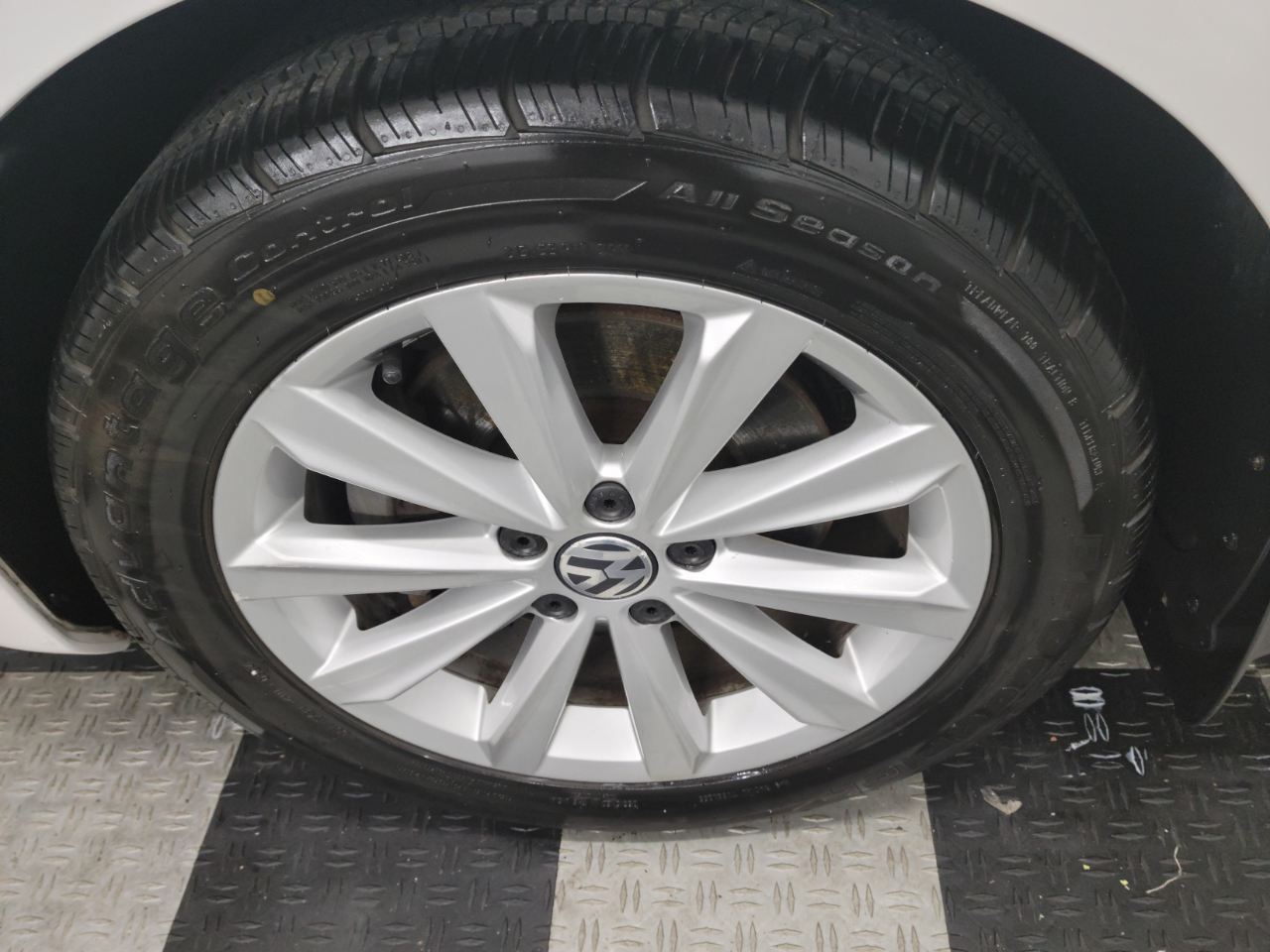 Volkswagen Passat 4dr Sdn 2.5L Auto SEL Premium PZEV 2013