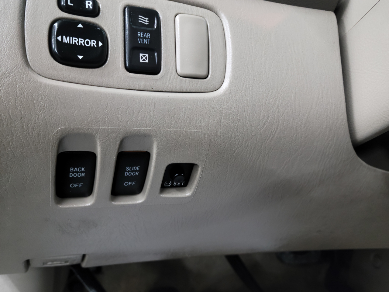 Toyota Sienna 5dr XLE FWD 7-Passenger (Natl) 2006