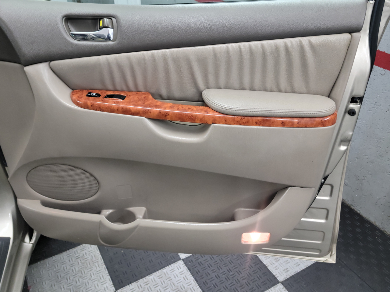 Toyota Sienna 5dr XLE FWD 7-Passenger (Natl) 2006