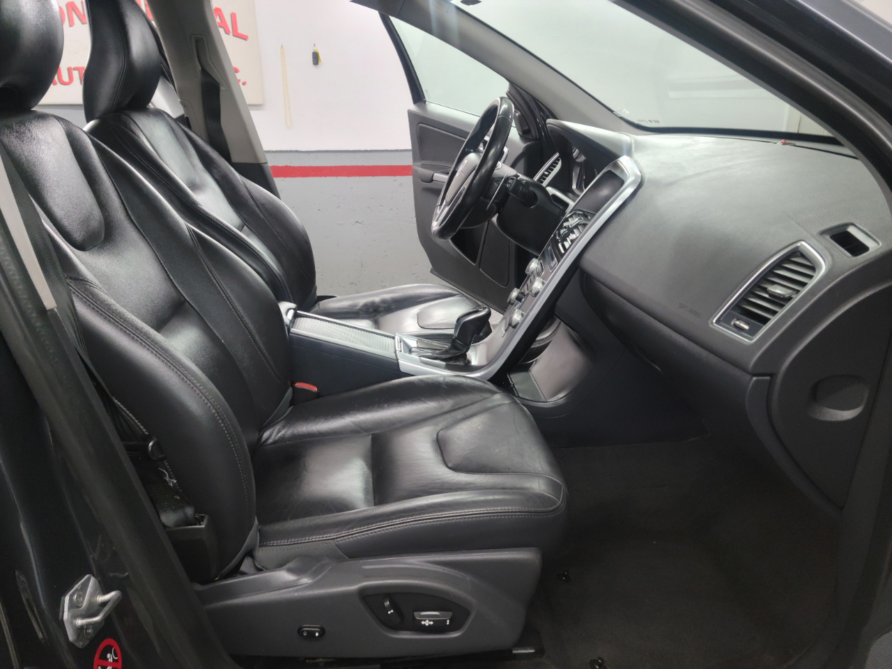 Volvo XC60 2015.5 AWD 4dr T6 2015