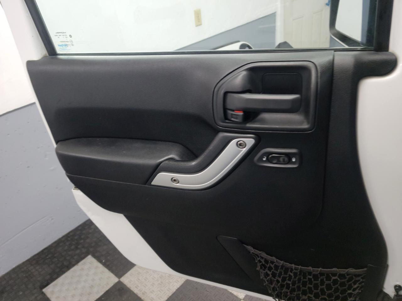 Jeep Wrangler Unlimited 4WD 4dr Sahara 2013