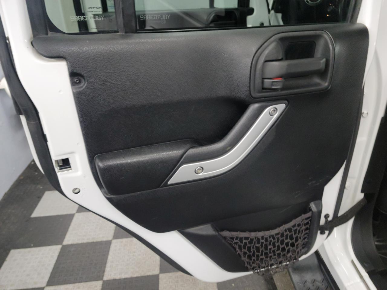 Jeep Wrangler Unlimited 4WD 4dr Sahara 2013