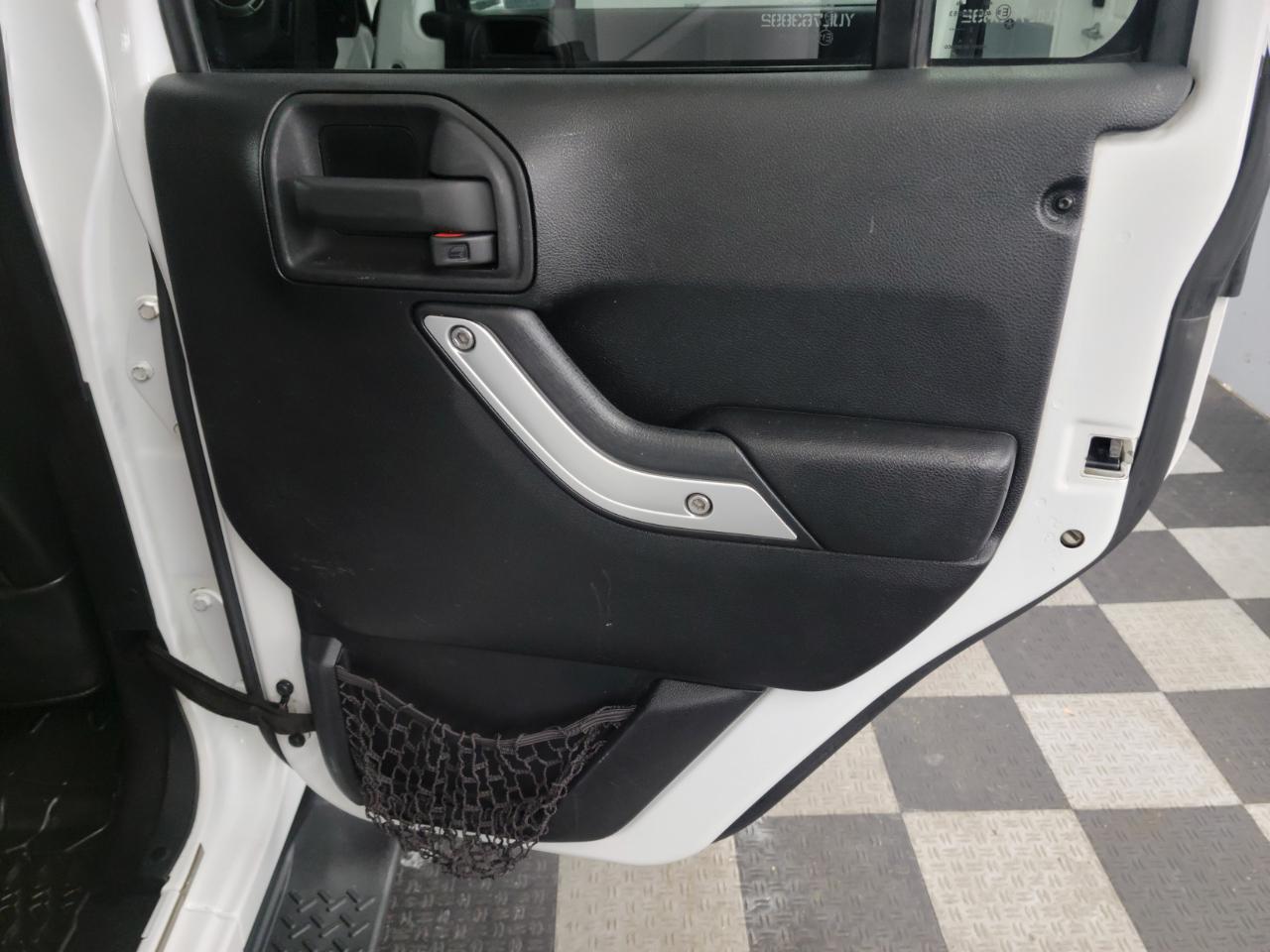 Jeep Wrangler Unlimited 4WD 4dr Sahara 2013