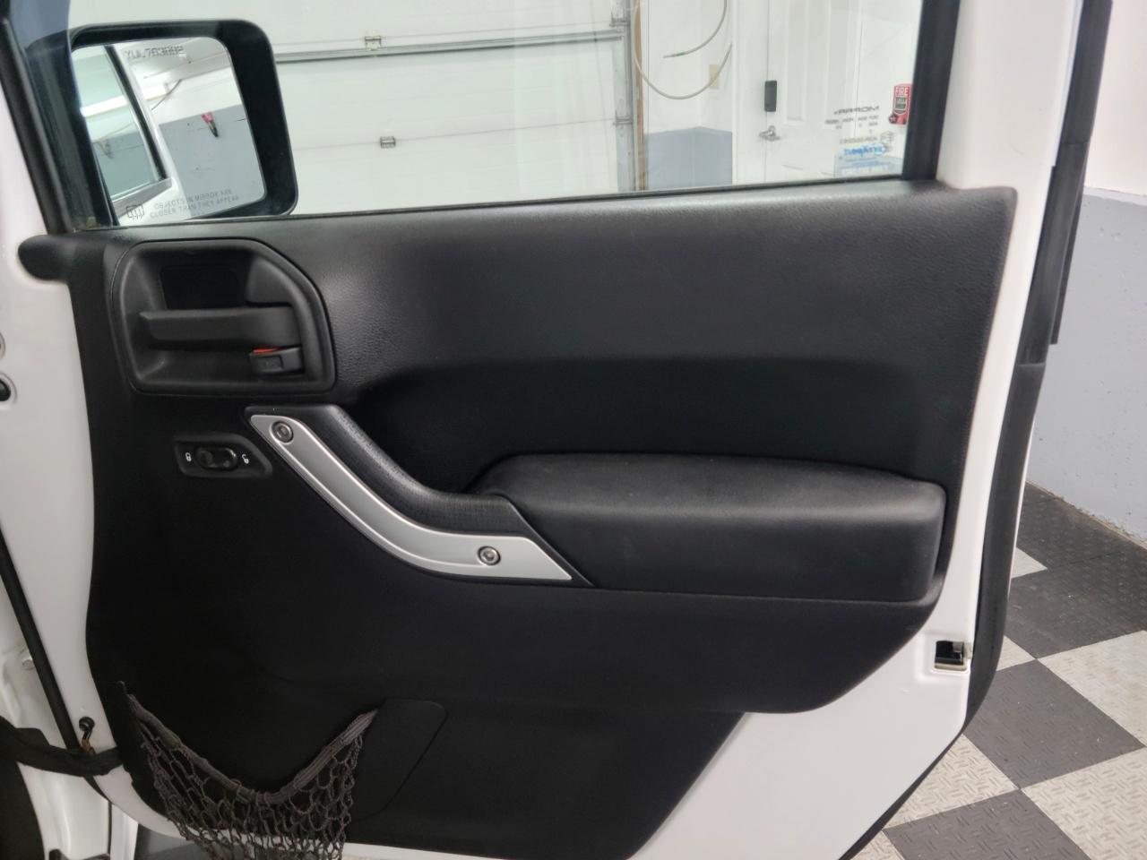 Jeep Wrangler Unlimited 4WD 4dr Sahara 2013