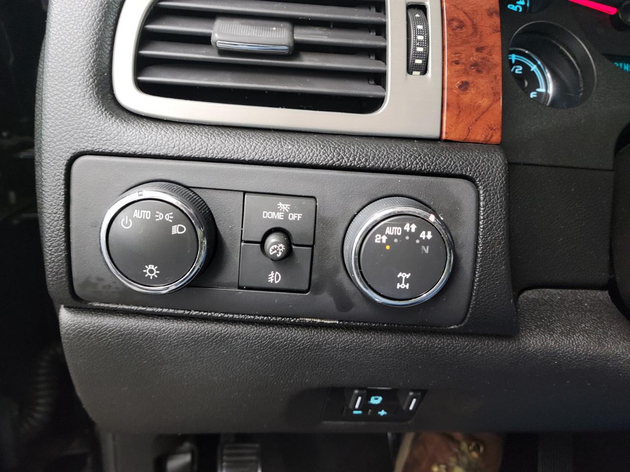 Chevrolet Suburban 4WD 4dr LTZ 2014