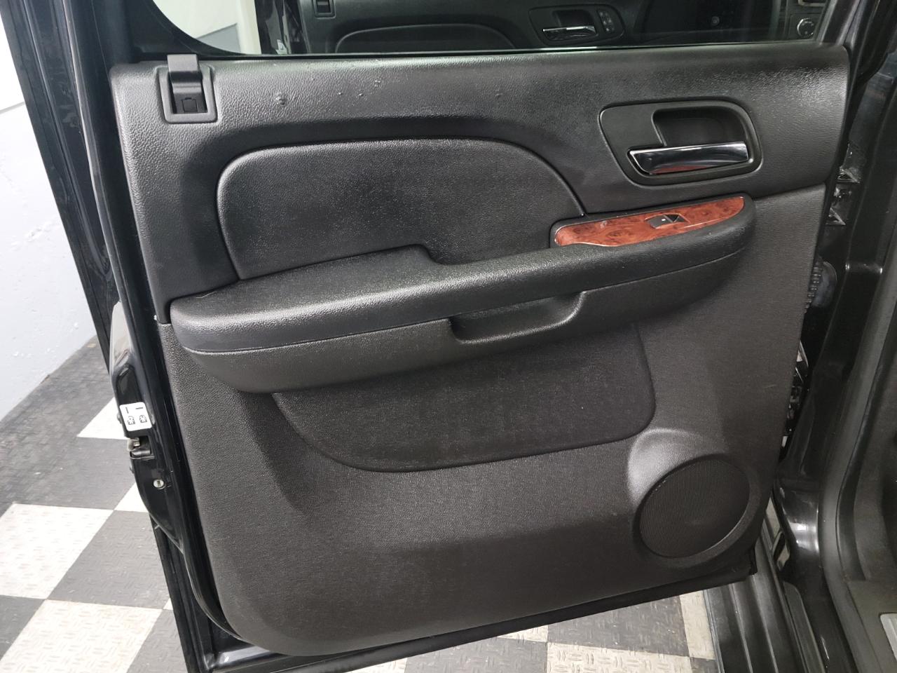 Chevrolet Suburban 4WD 4dr LTZ 2014