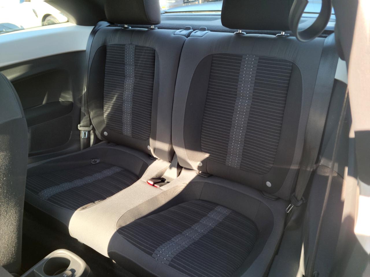 Volkswagen Beetle 2dr Cpe DSG 2.0T Turbo PZEV 2012