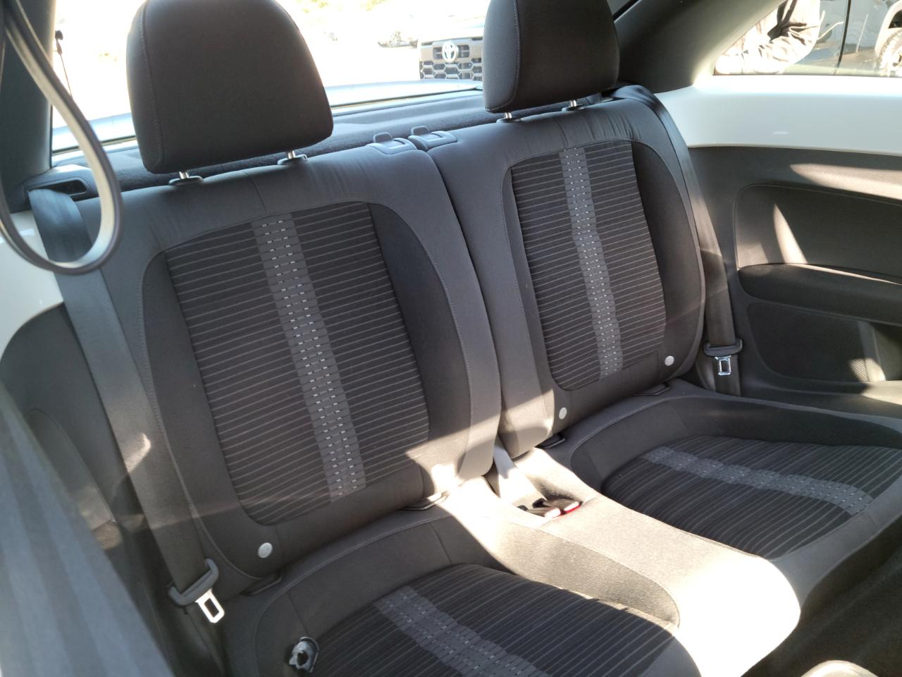 Volkswagen Beetle 2dr Cpe DSG 2.0T Turbo PZEV 2012