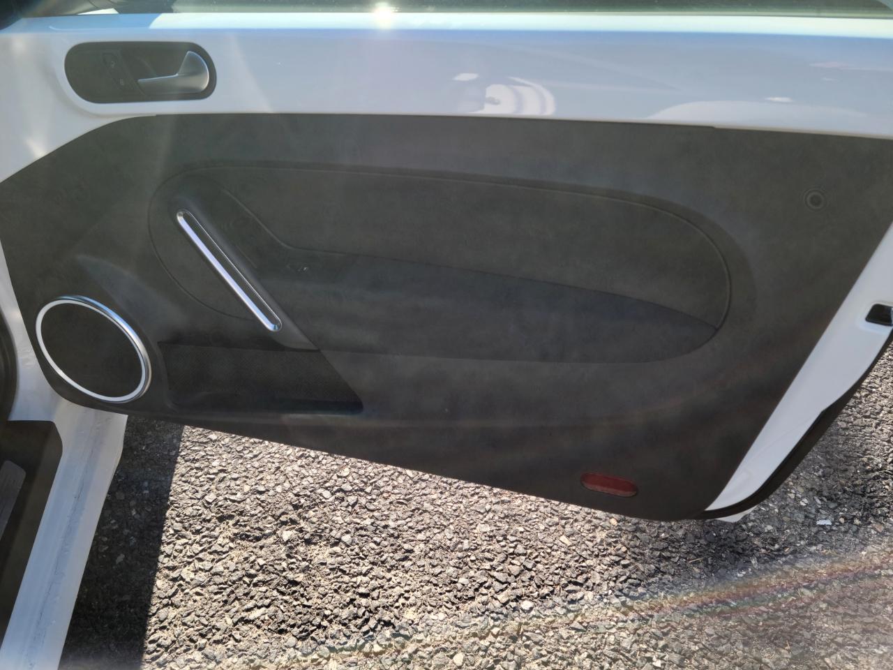 Volkswagen Beetle 2dr Cpe DSG 2.0T Turbo PZEV 2012