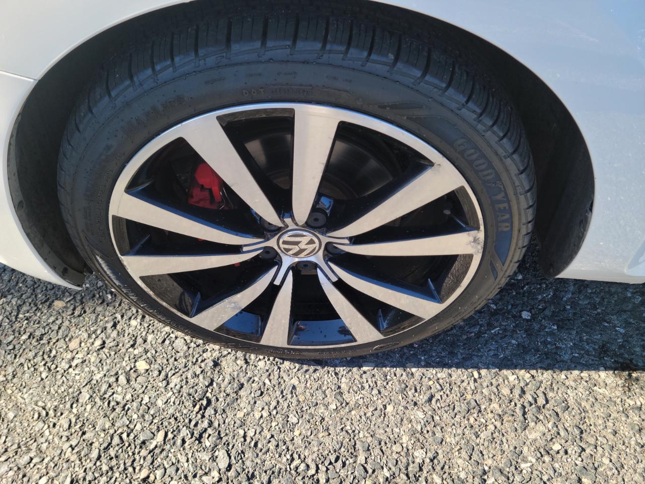 Volkswagen Beetle 2dr Cpe DSG 2.0T Turbo PZEV 2012