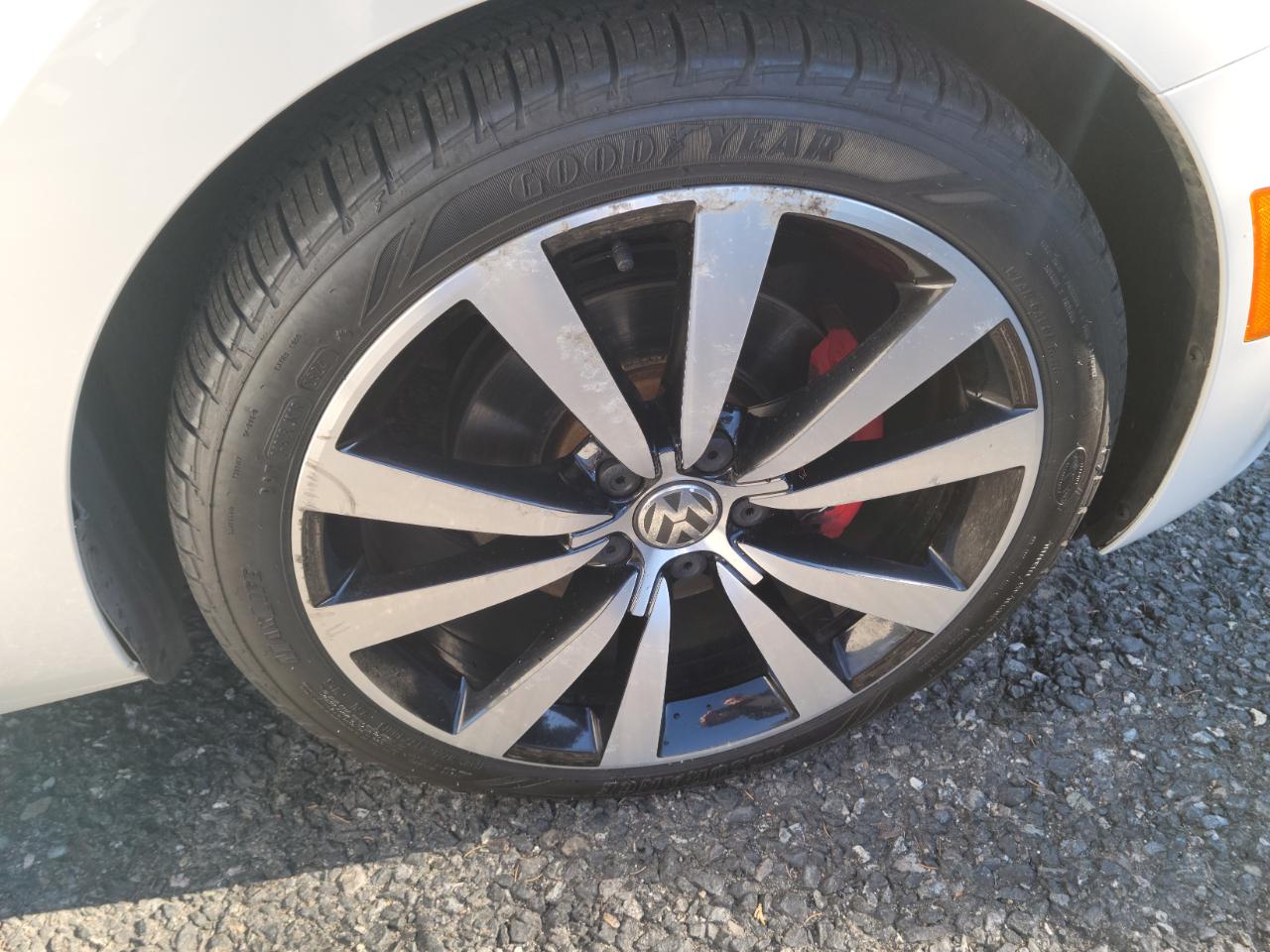 Volkswagen Beetle 2dr Cpe DSG 2.0T Turbo PZEV 2012