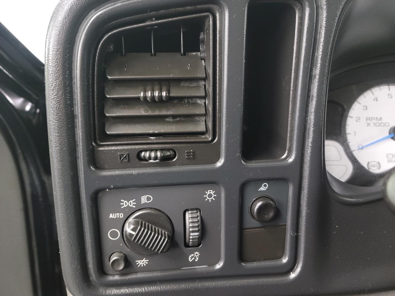 Chevrolet Silverado 1500 Reg Cab 119.0" WB 4WD Work Truck 2004