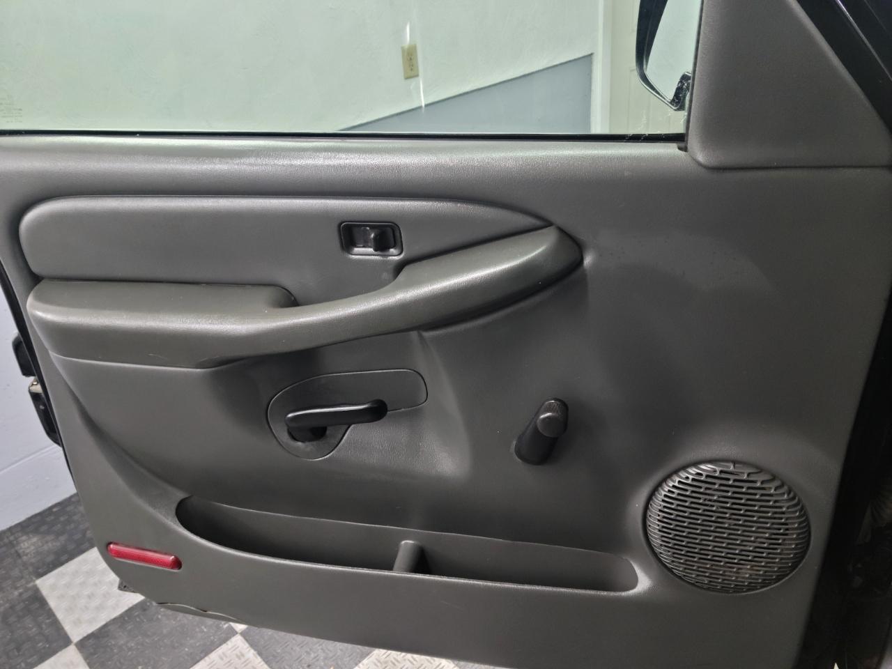 Chevrolet Silverado 1500 Reg Cab 119.0" WB 4WD Work Truck 2004