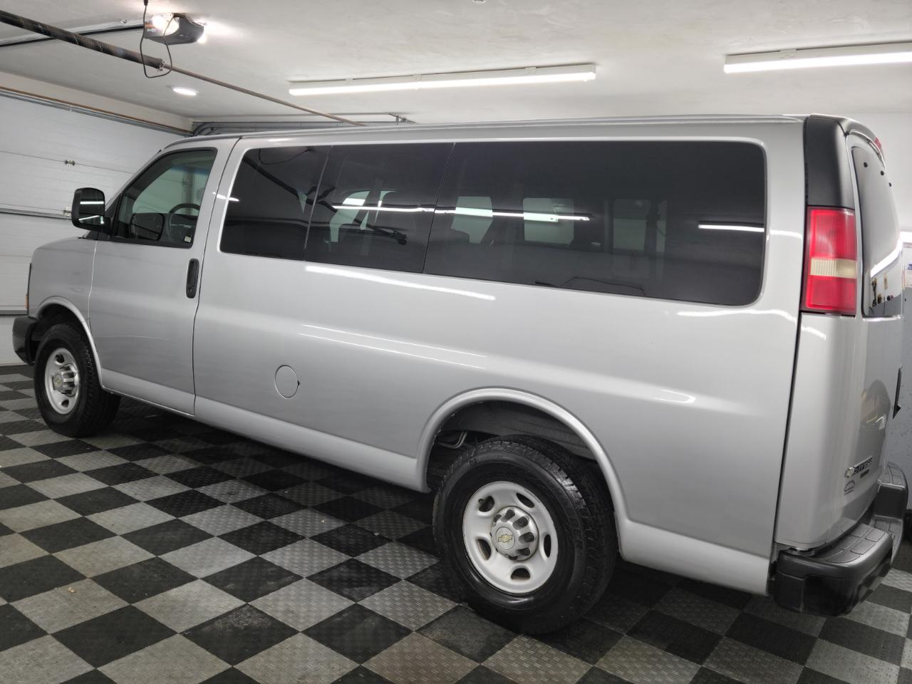 Chevrolet Express Passenger RWD 2500 135" LS 2014