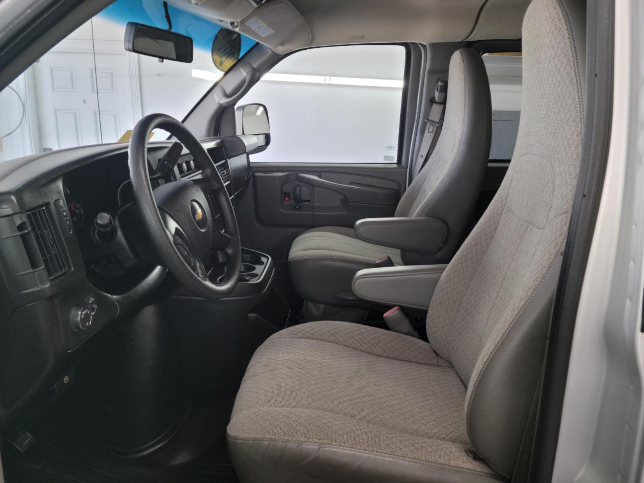 Chevrolet Express Passenger RWD 2500 135" LS 2014