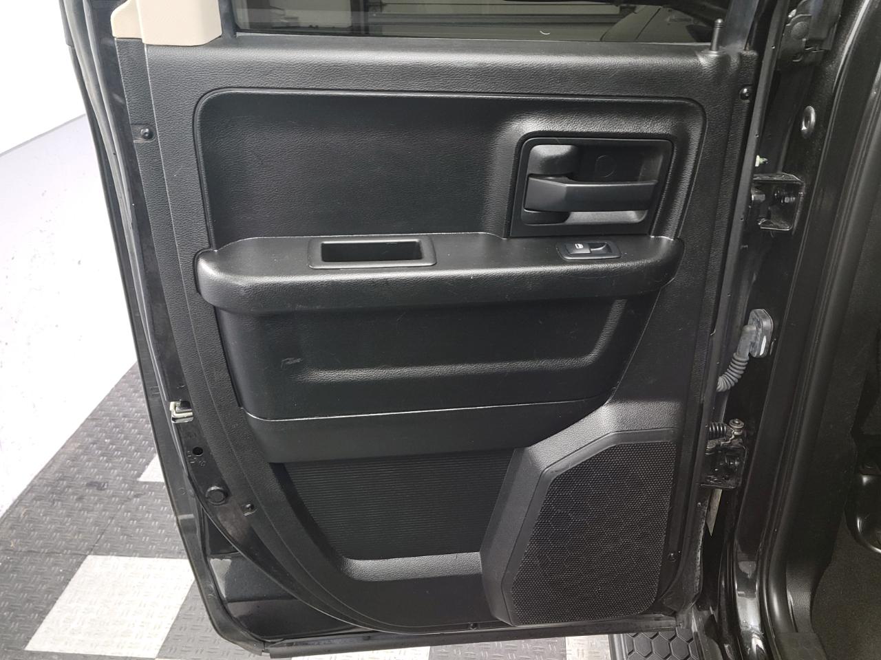 RAM 1500 Classic Express 4x4 Quad Cab 6'4" Box 2019