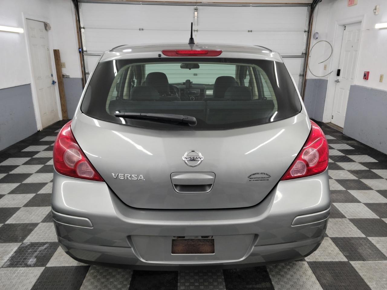 Nissan Versa 5dr HB I4 Auto 1.8 S 2009