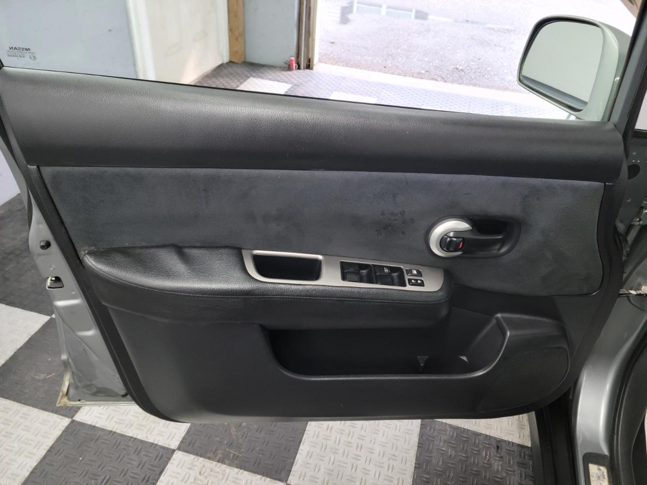 Nissan Versa 5dr HB I4 Auto 1.8 S 2009