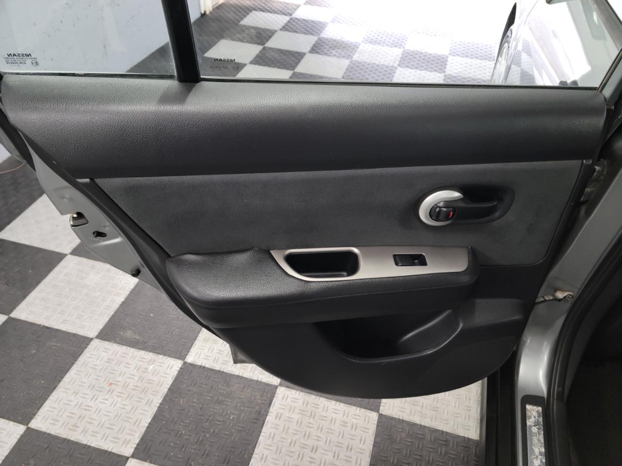 Nissan Versa 5dr HB I4 Auto 1.8 S 2009