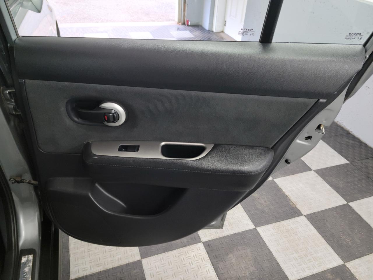 Nissan Versa 5dr HB I4 Auto 1.8 S 2009