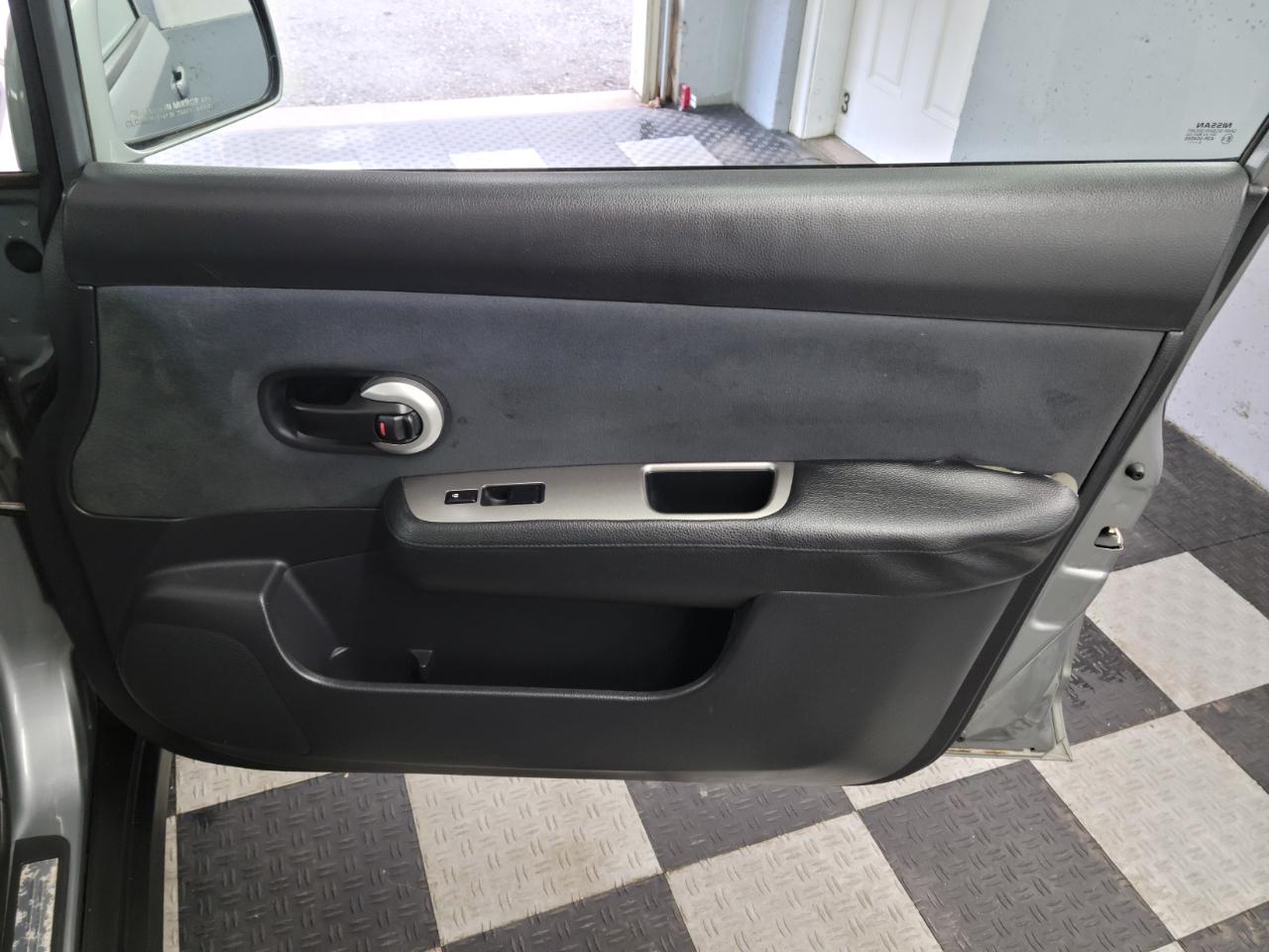 Nissan Versa 5dr HB I4 Auto 1.8 S 2009