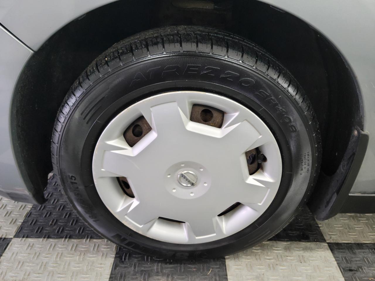 Nissan Versa 5dr HB I4 Auto 1.8 S 2009