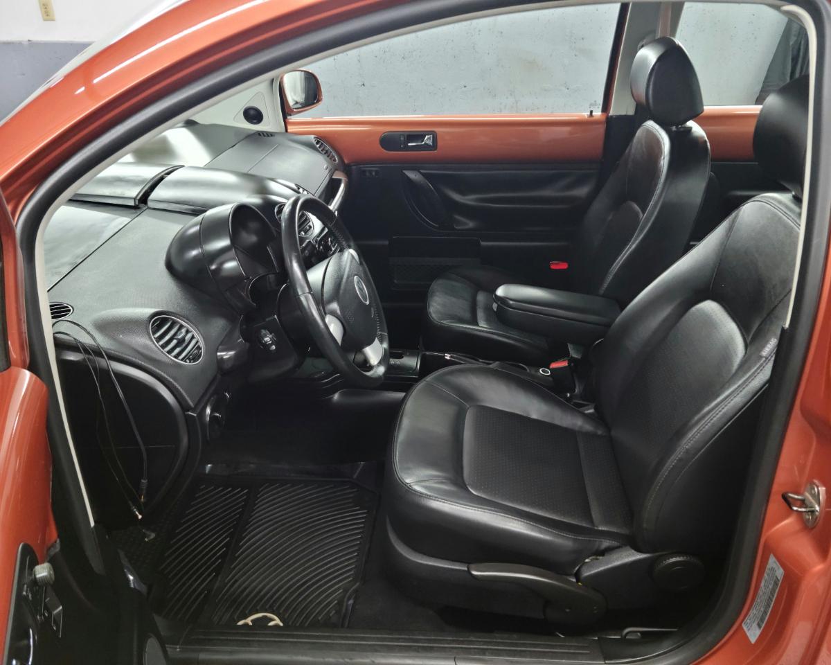 Volkswagen New Beetle Coupe 2dr Red Rock Edition 2010