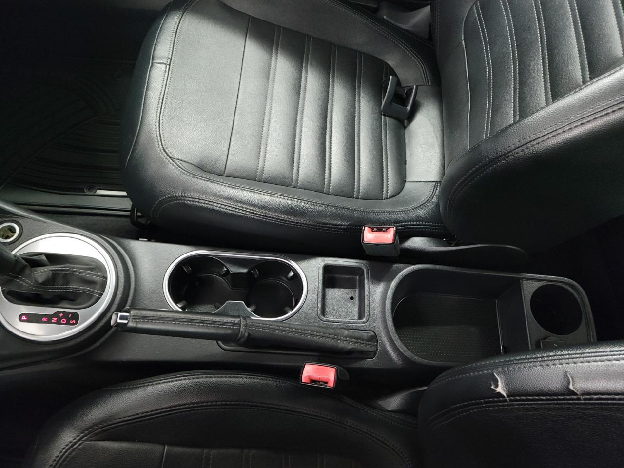 Volkswagen Beetle 2dr Cpe DSG 2.0T Turbo PZEV 2012