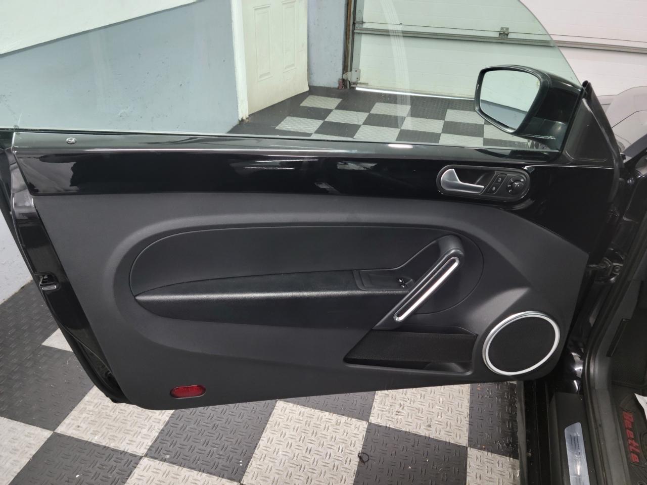 Volkswagen Beetle 2dr Cpe DSG 2.0T Turbo PZEV 2012