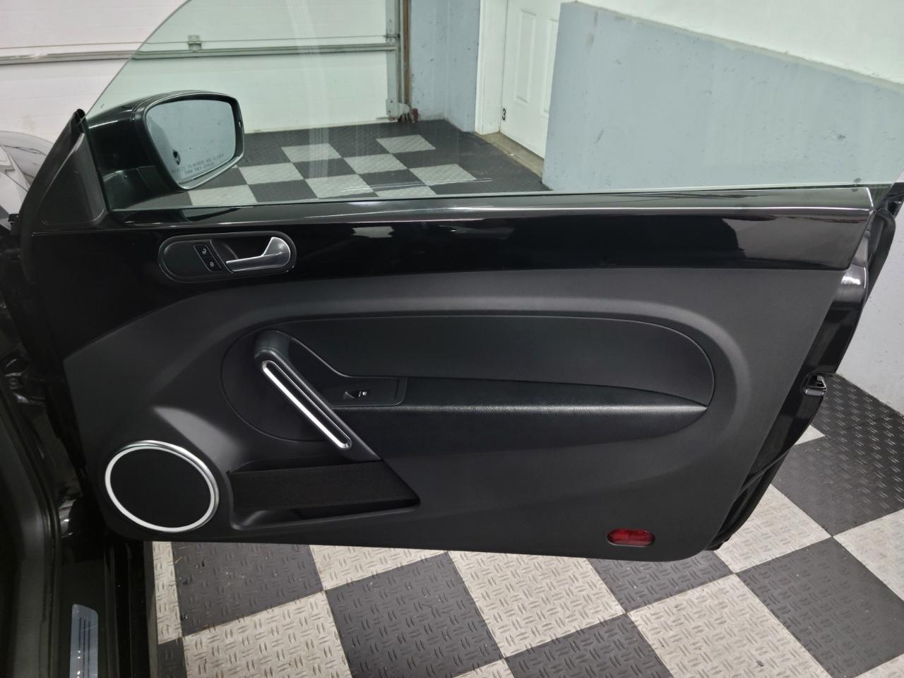Volkswagen Beetle 2dr Cpe DSG 2.0T Turbo PZEV 2012