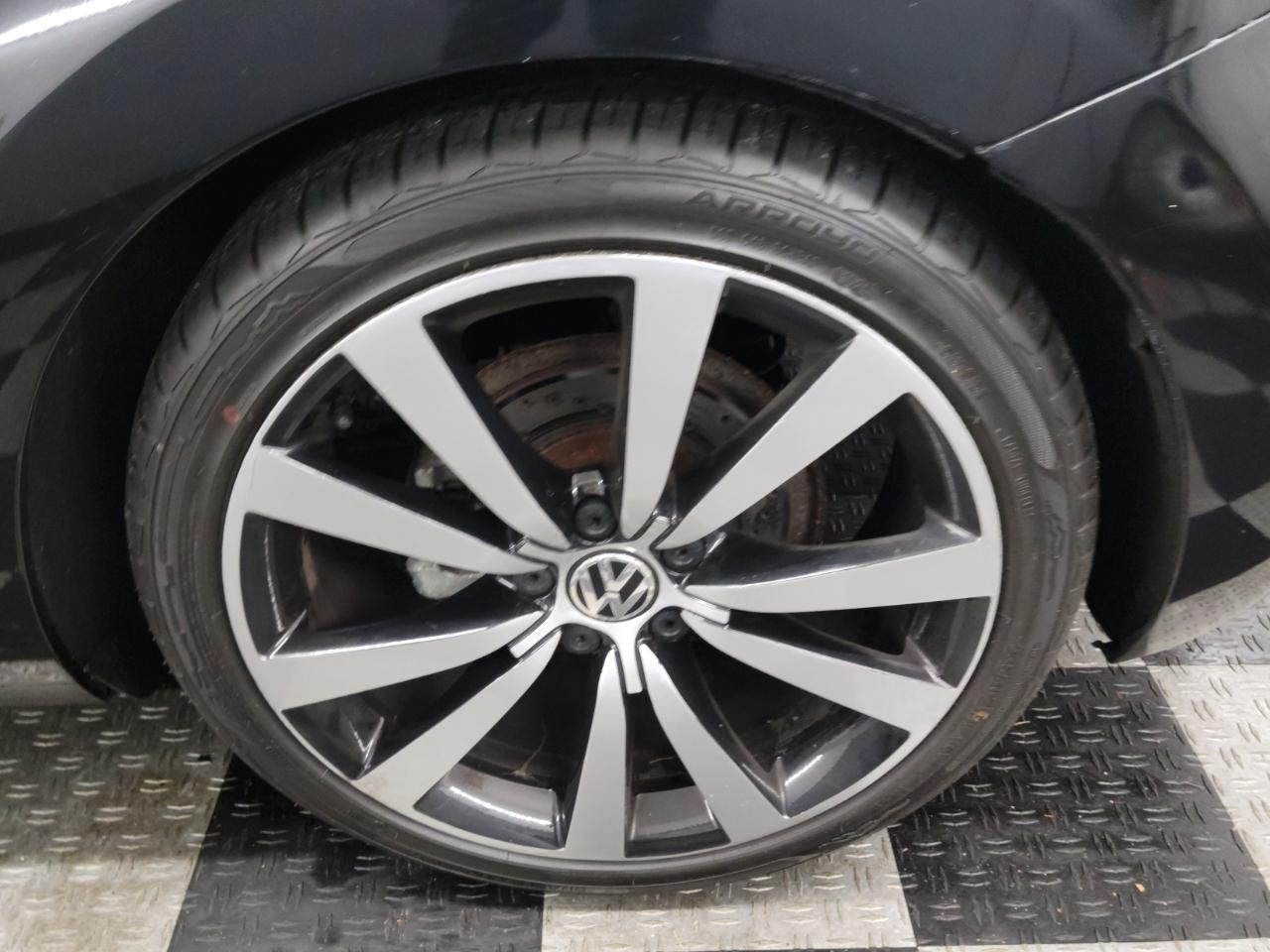 Volkswagen Beetle 2dr Cpe DSG 2.0T Turbo PZEV 2012