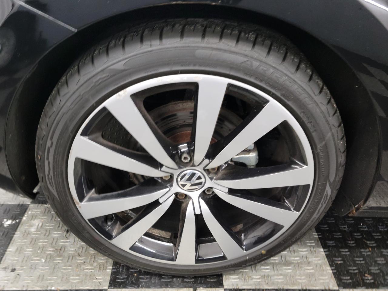 Volkswagen Beetle 2dr Cpe DSG 2.0T Turbo PZEV 2012