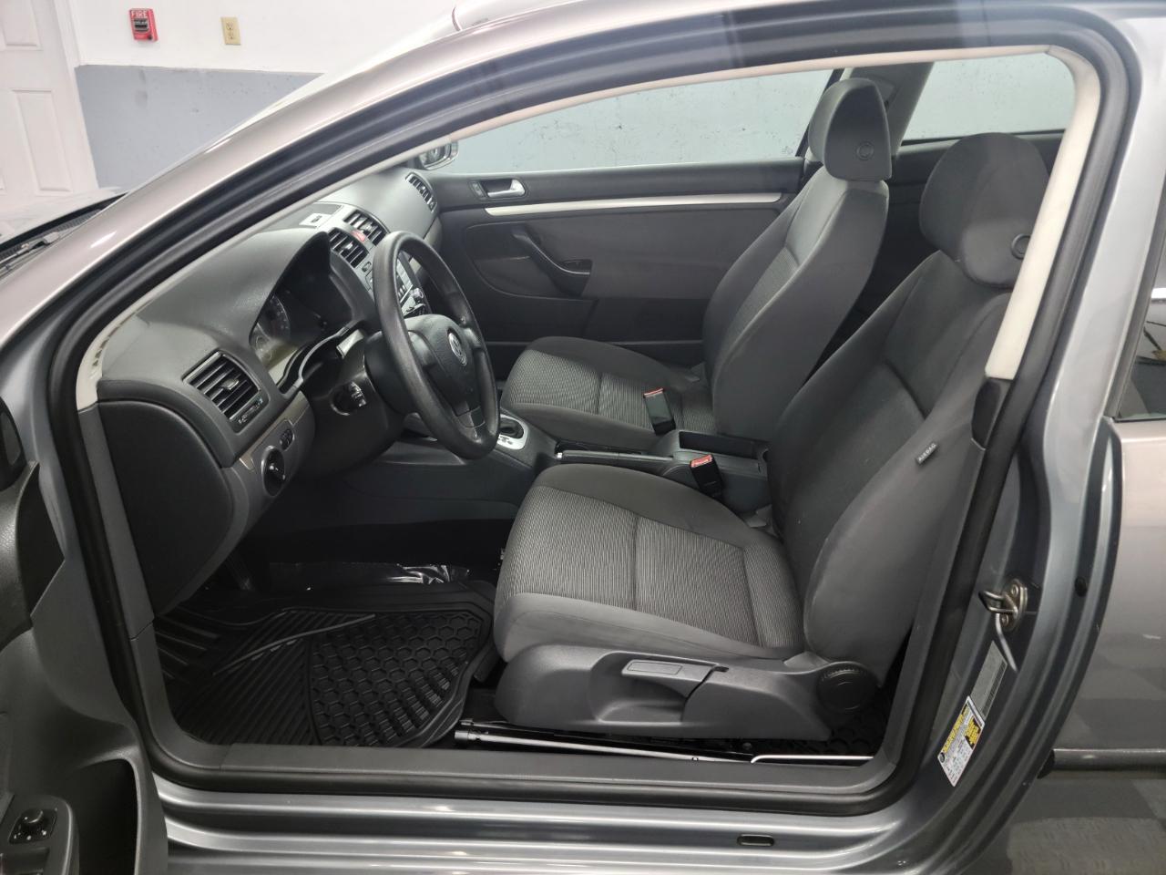 Volkswagen Rabbit 2dr HB Auto S 2008