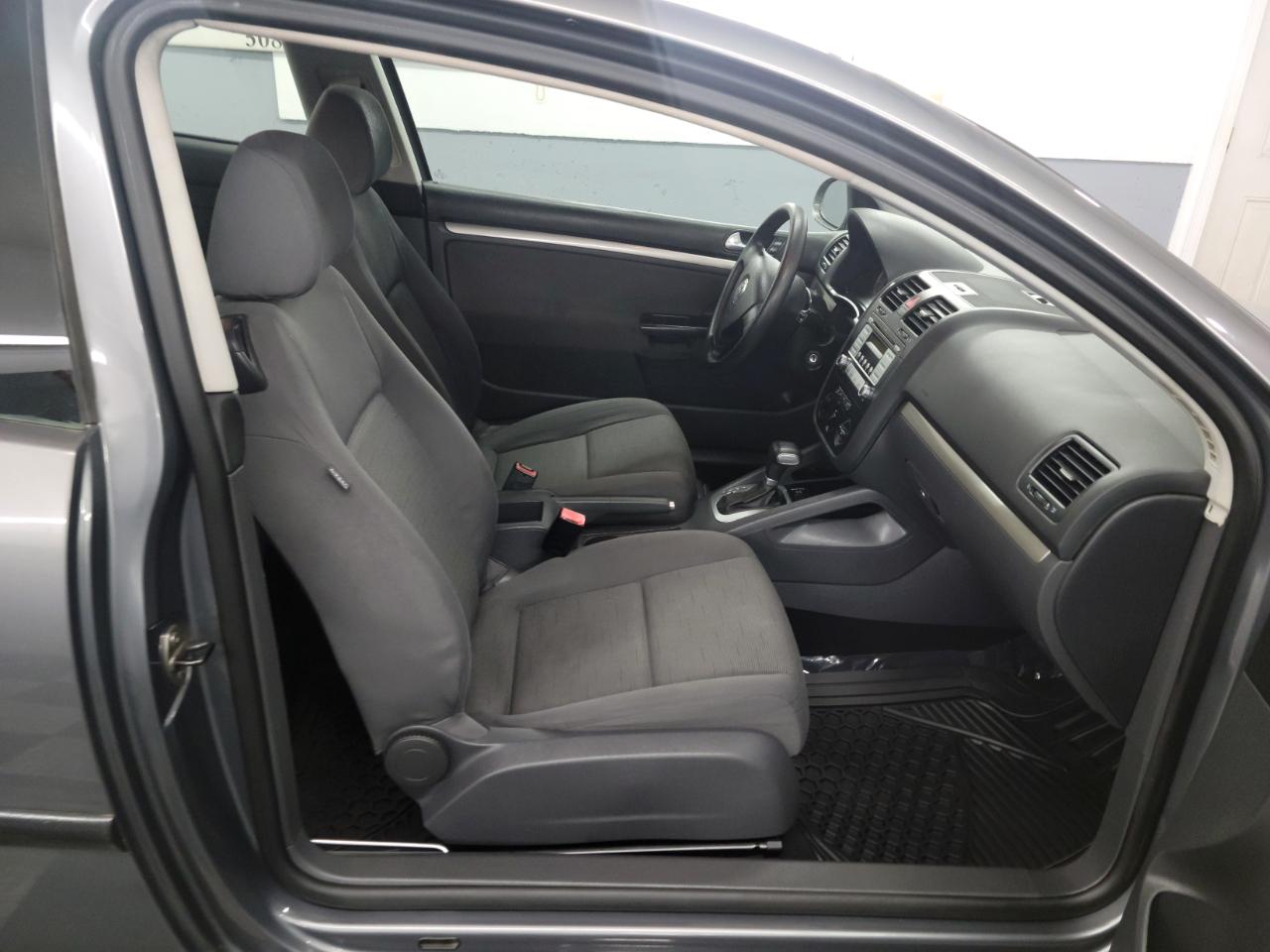 Volkswagen Rabbit 2dr HB Auto S 2008