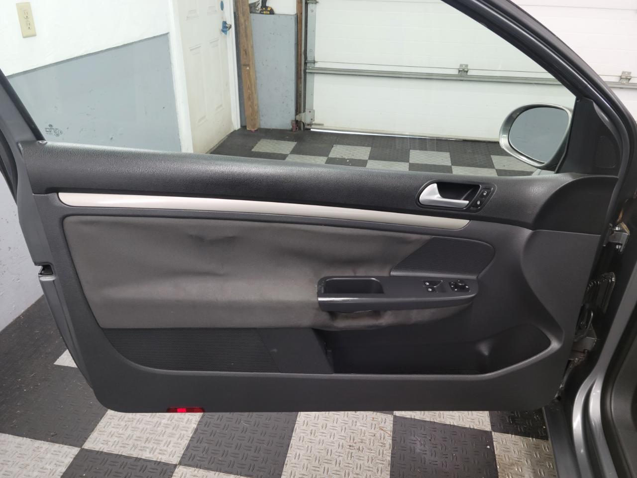 Volkswagen Rabbit 2dr HB Auto S 2008