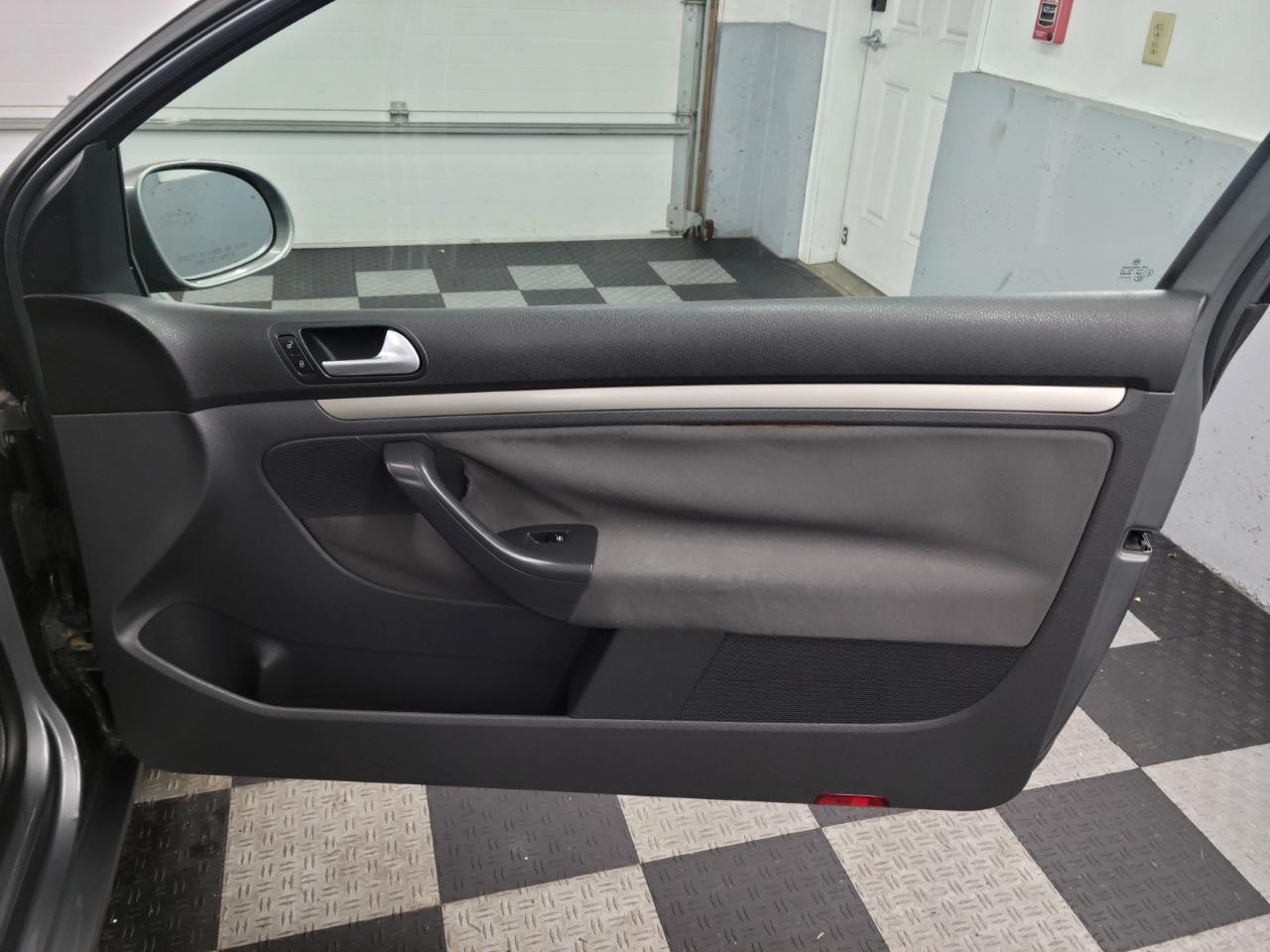 Volkswagen Rabbit 2dr HB Auto S 2008